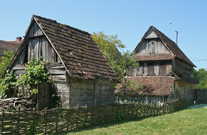 Landesinneres: Posavina > KRAPJE > altes bäuerliches Anwesen