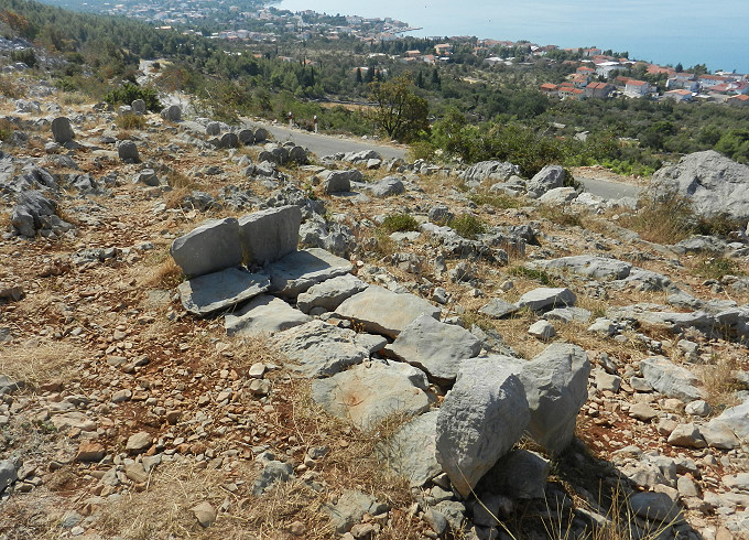 Dalmatien: STARIGRAD-PAKLENICA > Mirila > Totenraststätten im Velebit