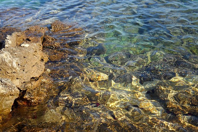 Dalmatien: ZVERINAC > Lichtreflexionen am Felsstrand