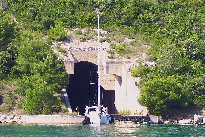 Dalmatien: DUGI OTOK > Segelboot in Marinebunker