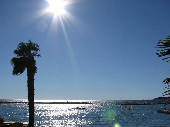 ROVINJ: Mittagssonne am Strand von Valalta