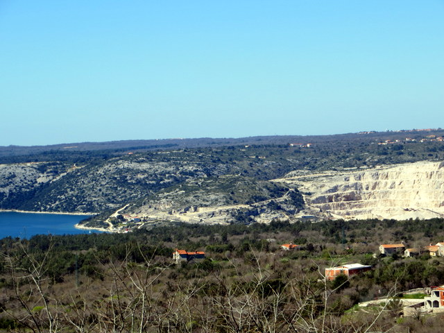 Istrien: RASA BUCHT> Blick auf die Bucht und Steinbruch