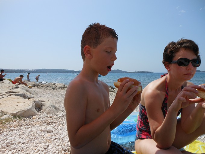 Istrien: FAZANA > Krapfen am Strand