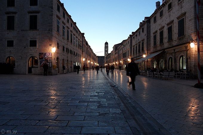 Dalmatien: DUBROVNIK > Stradun in der Abenddämmerung