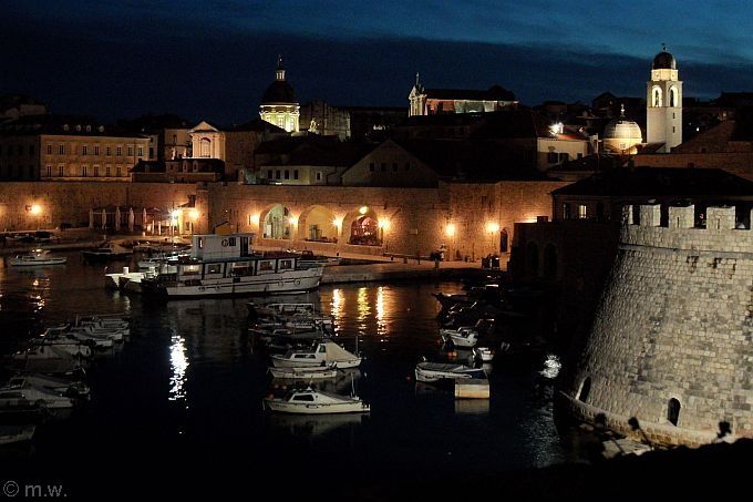 2. Platz < m.w. > Dalmatien: DUBROVNIK > Alter Hafen in der Abenddämmerung
