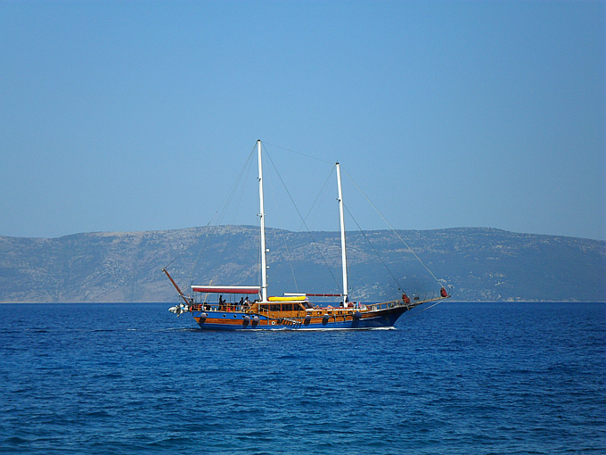 Istrien: RAVNI > Segelschiff auf Ausflug