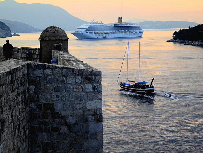 Dalmatien: DUBROVNIK > Kreuzfahrtschiff