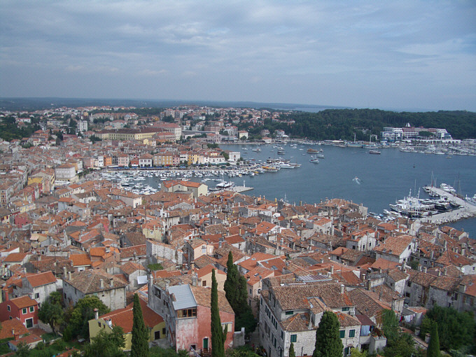 Istrien: ROVINJ > Hafenblick aus luftiger Höhe