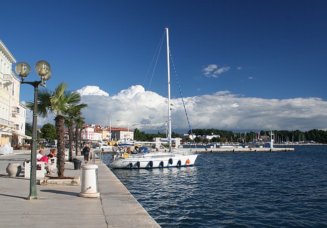 Istrien: POREC > Segler an der Uferpromenade