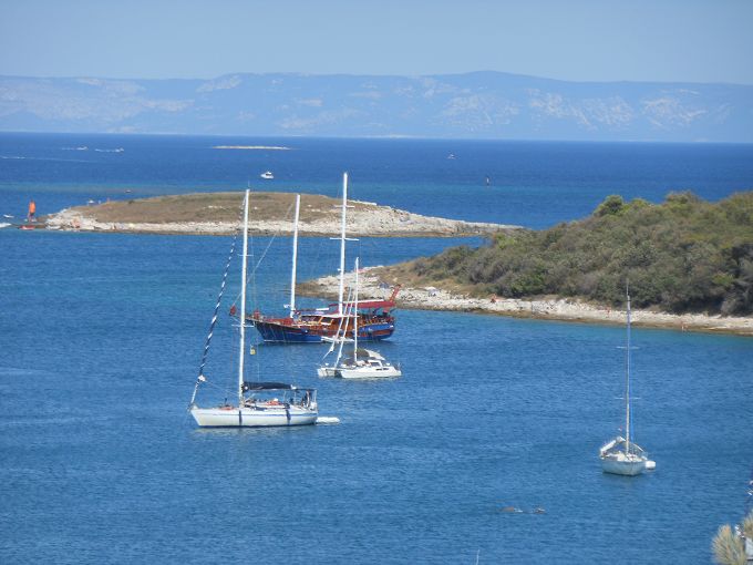 Istrien: KAP KAMENJAK> Boote in Bucht