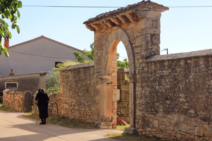 Istrien: KRNICA > Nach dem Friedhofsbesuch