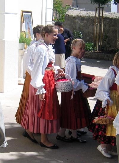 Kvarner: BASKA auf Krk > Mädchen zu Fronleichnahm