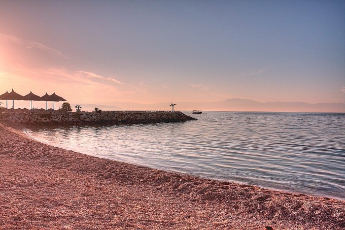 Kvarner: NIJVICE > Strand an der Promenade im Oktober