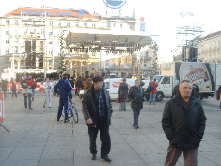 ZAGREB > Donji Grad > Platz Ban Jalacic - Bühne für Sylvesterkonzert2004