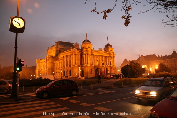 ZAGREB > Donji Grad > Oper in der Dämmerung