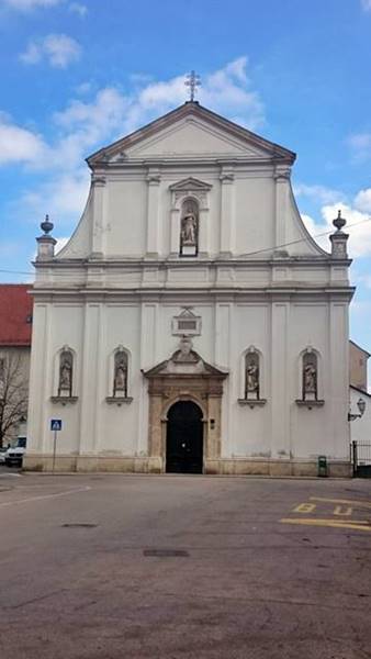 Katharininplatz_mit_Kirche.jpg