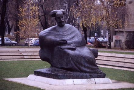 ZAGREB > Donji Grad > Nationalbibliothek - Figur gegenüber dem Eingang