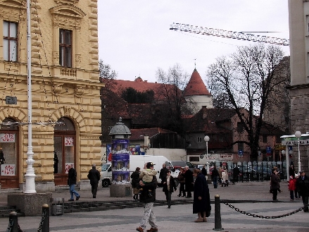 Zagreb > Donji Grad > Platz Ban Jelacic - Blick nach Kaptol auf den Bischofspalas