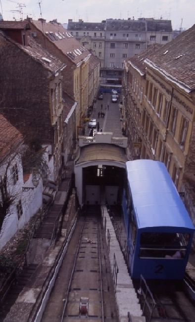 Zagreb > Gradec > Zahnradbahnblick auf die Gasse Tomiceva