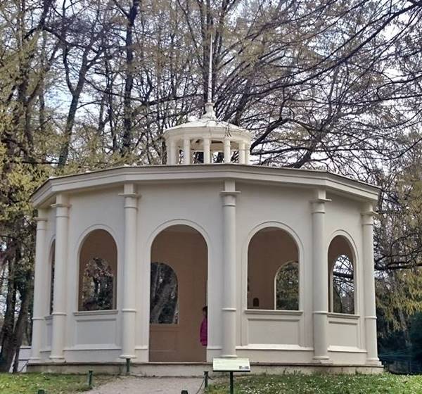 Pavillon_Maksimirpark.jpg