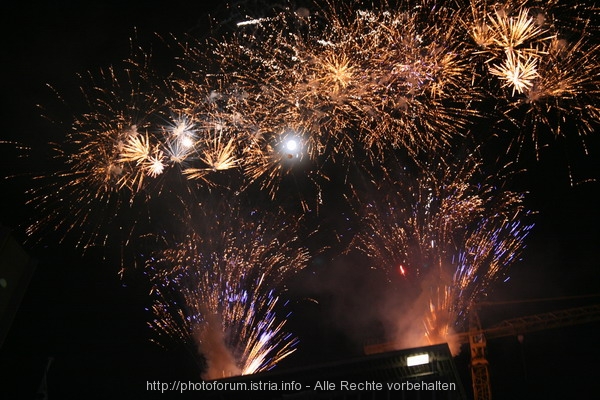 ZAGREB > Donji Grad > Platz Ban Jelacic > Silvester 2006 - Feuerwerk