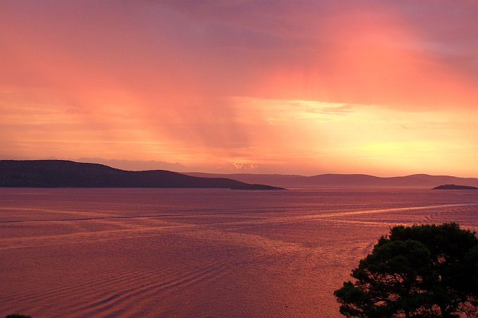 Dalmatien: BOZAVA > Regenschauer über dem Archipel von Zadar