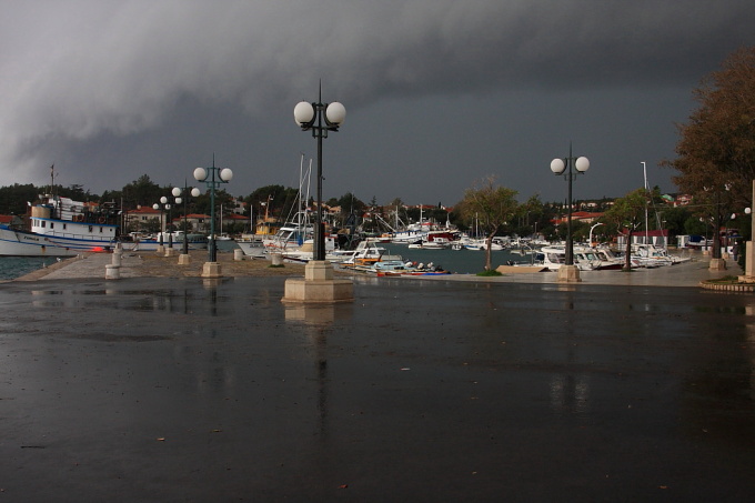 Kvarner: INSEL KRK > Stadt Krk kurz vor dem Wolkenbruch