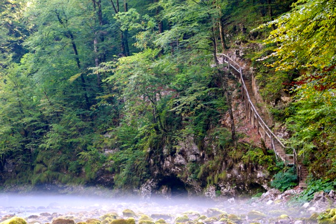KUPA QUELLE > Wanderung entlang der Kupa