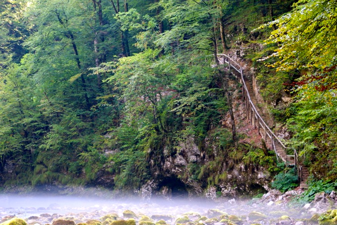 KUPA QUELLE > Wanderung entlang der Kupa