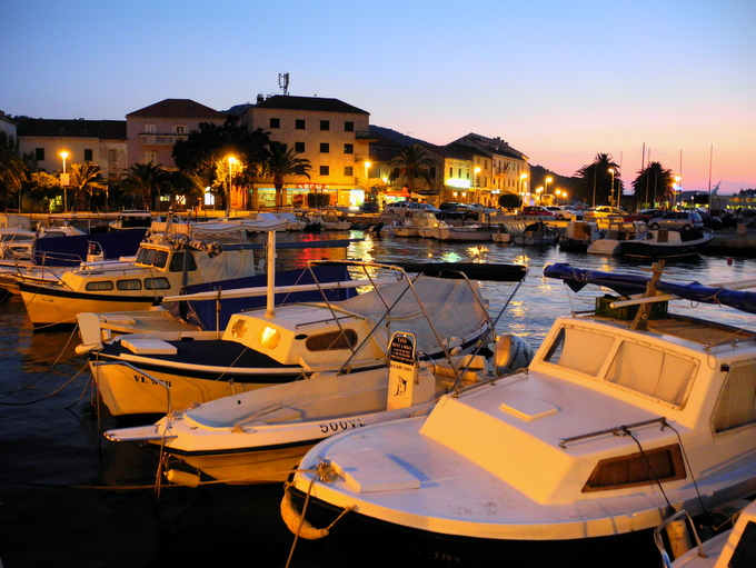 Vela Luka auf Korcula: Abends am Hafen