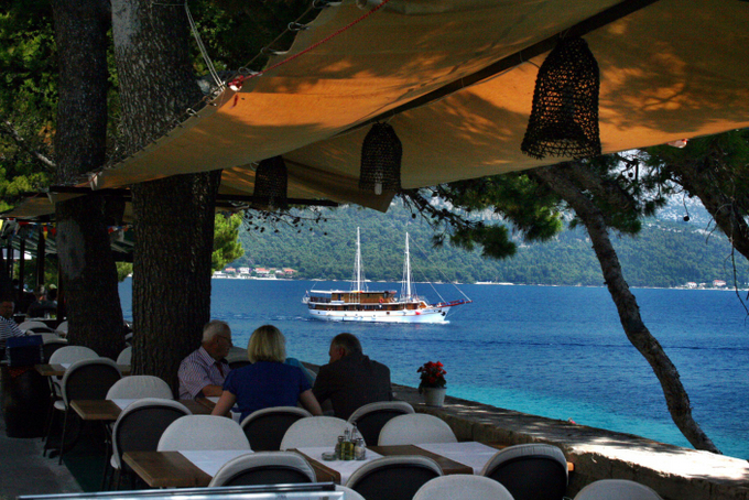 Korcula : Blick von der Promenade auf die Halbinsel Peljesac