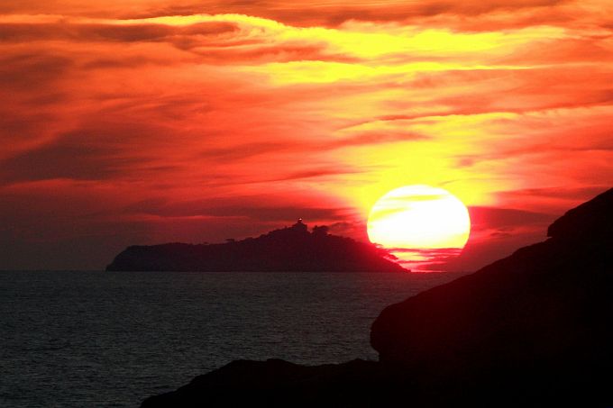 Dalmatien: DUBROVNIK > Stadtmauer > Blick zum Sonnenuntergang über Sv. Andrija