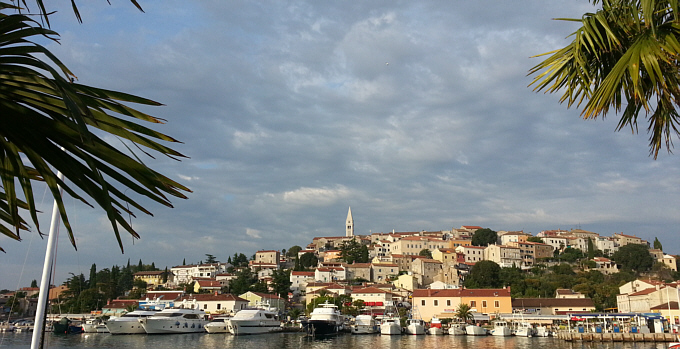 Istrien: VRSAR > Blick vom Hafen auf die Stadt