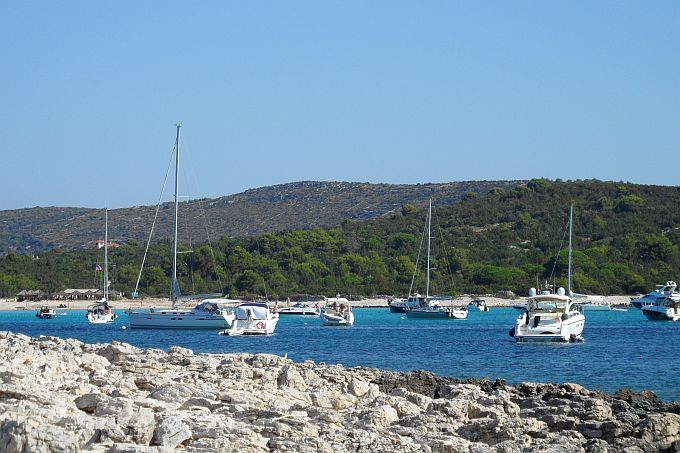 Dalmatien: DUGI OTOK > Boote in der Bucht Sakarun