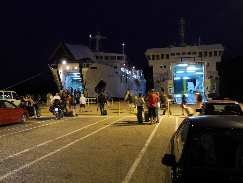 Dalmatien: VELA LUKA auf Insel Korcula > Fähren am frühen Morgen