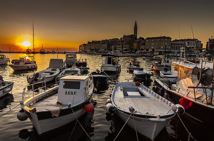 Istrien: ROVINJ > Boote bei Sonnenuntergang