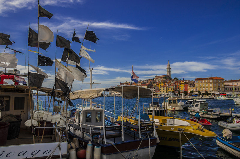 Istrien: ROVINJ > Fahnen im Wind