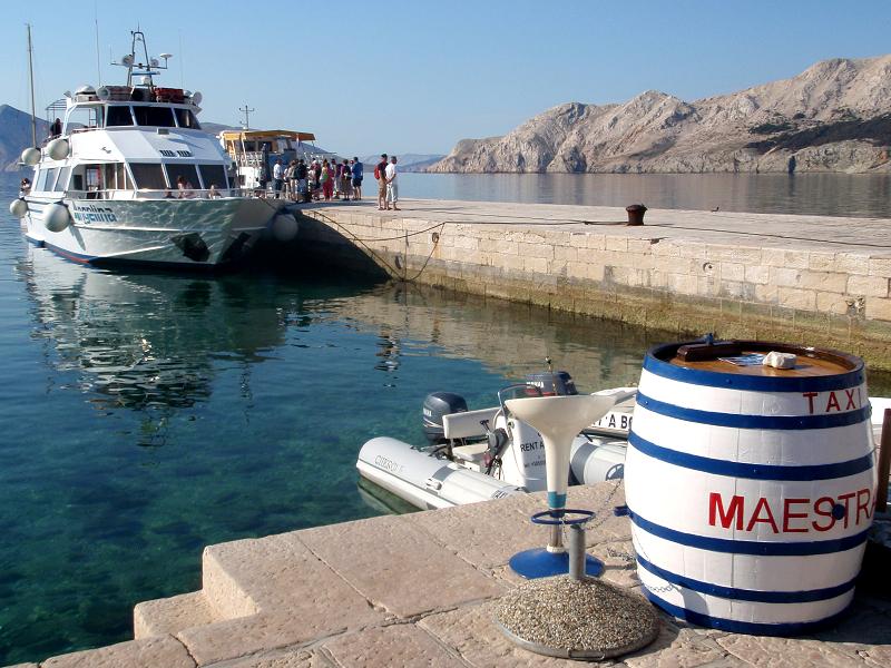 Kvarner: Baska auf Insel KRK > Hafen mit Ausflugsschiff