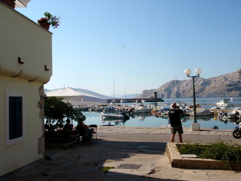 Kvarner: Baska auf Insel KRK > Hafen, Boote, Mole und Leuchtturm