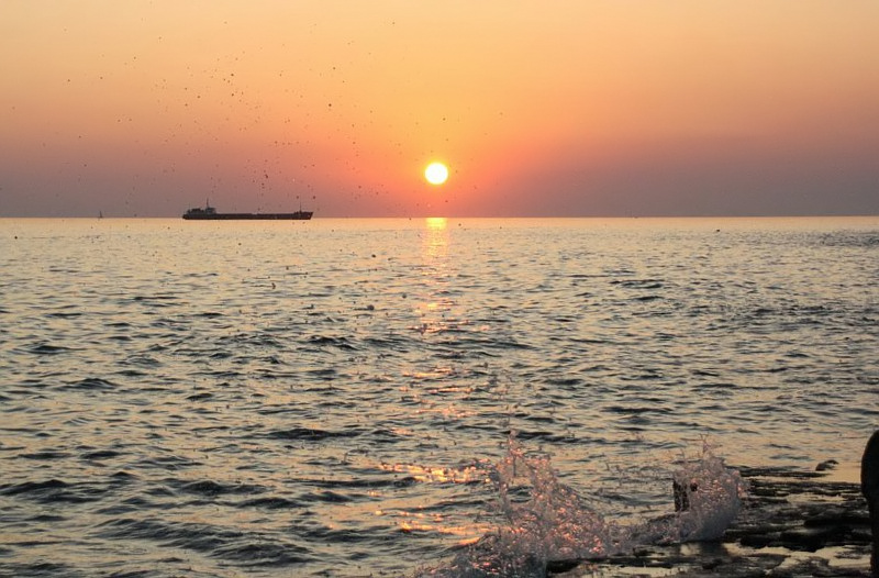 Istrien: POREC > Schiff am Horizont