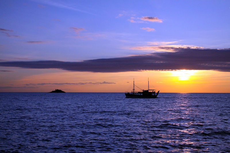 Istrien: ROVINJ > Schiff bei Sonnenuntergang