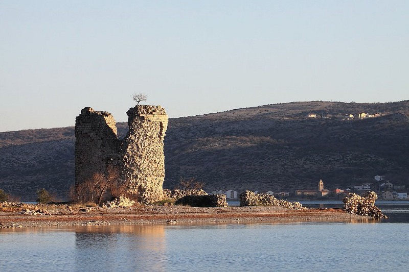 Dalmatien: STARIGRAD PAKLENICA > Wehrturm