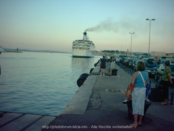 SPLIT > Fährhafen > Einfahrt der Fähre Marco Polo