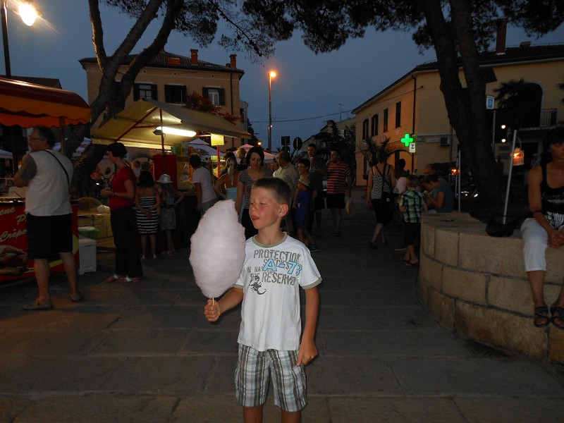 Istrien : FAZANA > Zuckerwatte beim Fischerfest