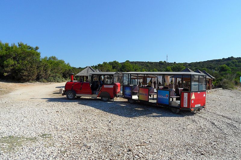 Dalmatien: DUGI OTOK > Bimmelbahn am Strand Sakarun