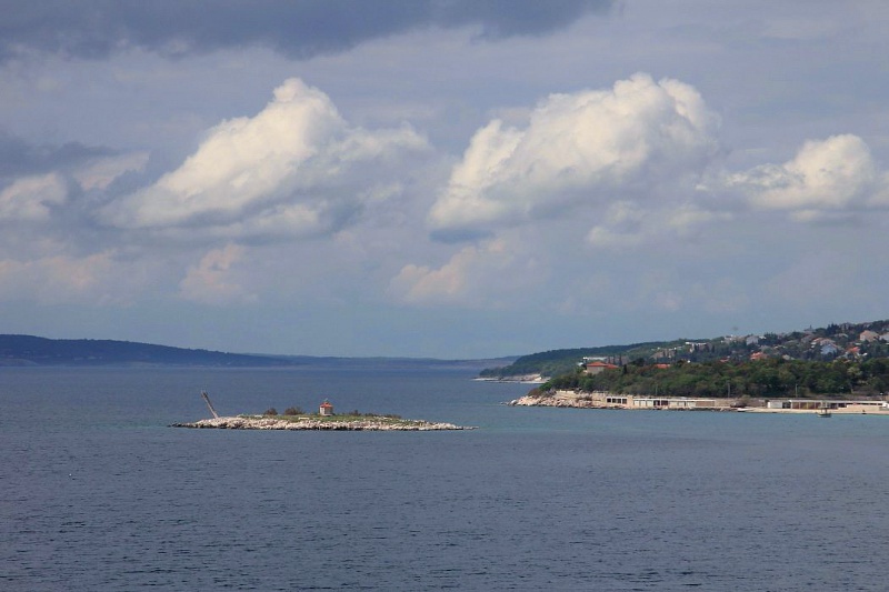 Kvarner: NOVI VINODOLSKI > Vorgelagerte Insel