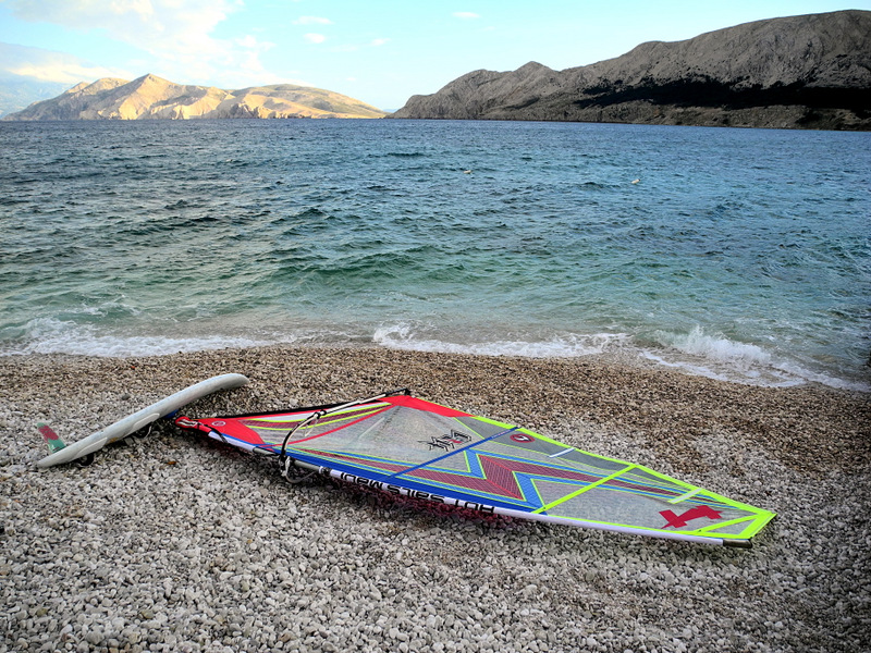 Kvarner: BASKA auf Krk > Surfbrett am Strand