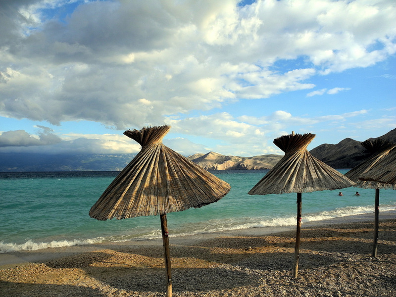 Kvarner: BASKA auf Insel Krk > Strand mit Sonnenschirmen