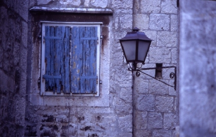 TROGIR > Altstadt > Gasse - Fensterl