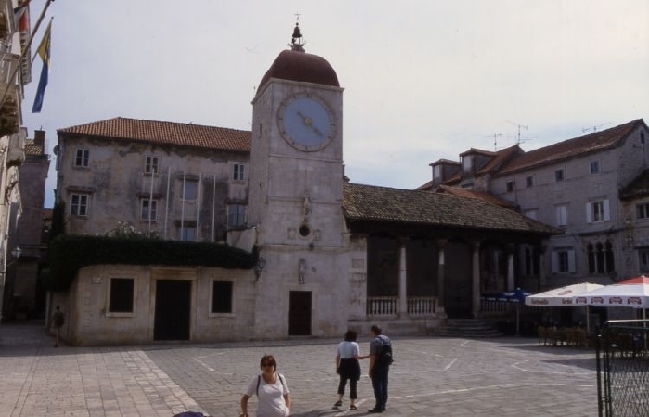 TROGIR > Altstadt > Trg Ivana Pavla II - Platz vor der Stadtloggia